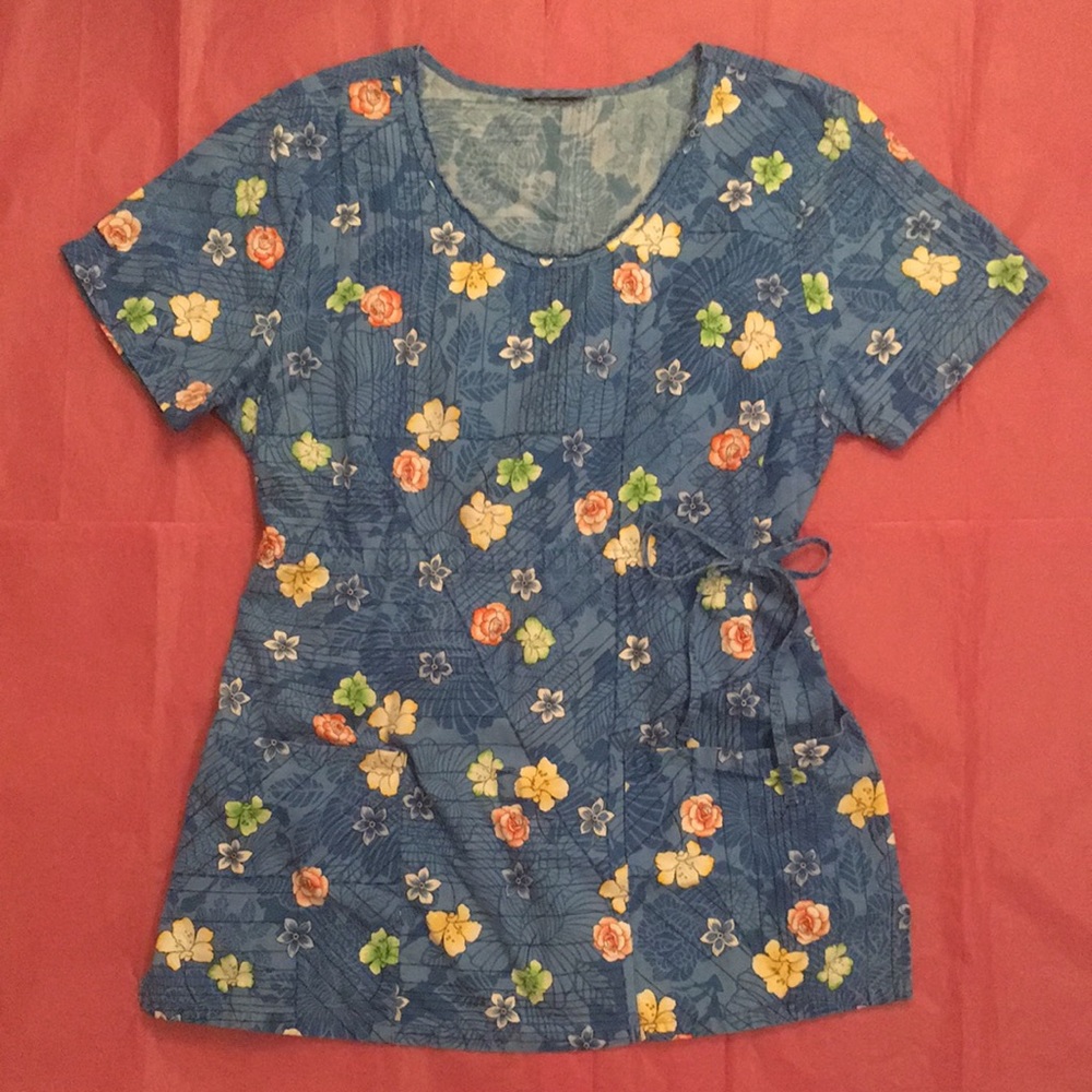 Cherokee Runway Floral Scrub Top Size Medium